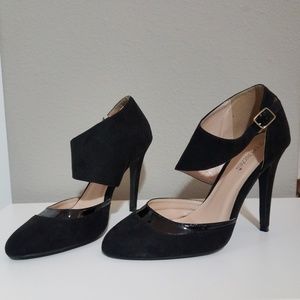 Woman's Black Shoe Dazzle Shoe